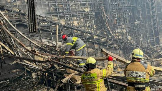 Bomberos trabajan en los escombros de la sala de conciertos en Krasnogorsk, Rusia.