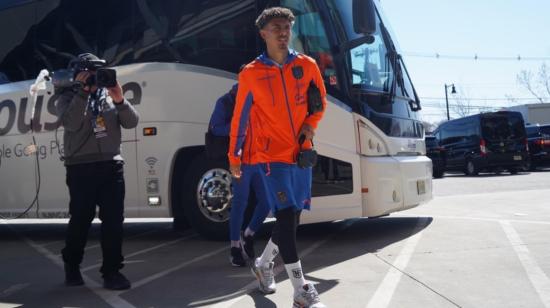 Jeremy Sarmiento y los jugadores de Ecuador llegan al Red Bull Arena de Nueva Jersey, para el amistoso de Ecuador, el 24 de marzo de 2024. 