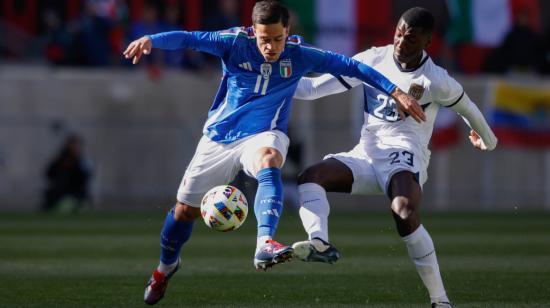 Giacomo Raspadori de Italia disputa una pelota con Moisés Caicedo de Ecuador, el 24 de marzo de 2024, en Nueva Jersey.