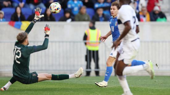 Nicolo Barella convierte el segundo gol de Italia frente a Ecuador, en Nueva Jersey, el 24 de marzo de 2024. 