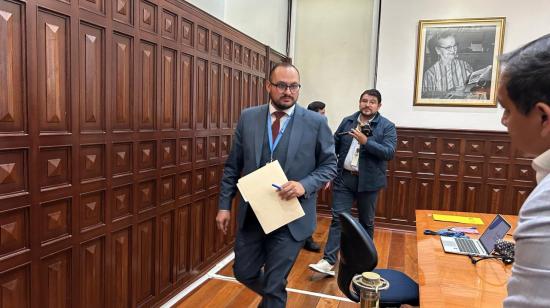 El secretario de la Vicepresidencia, René Zúñiga, en una rueda de prensa en Quito, el 25 de marzo de 2024.