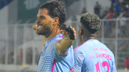 Facundo Castelli festeja un gol con Emelec ante Orense en Machala, el 25 de marzo de 2024.