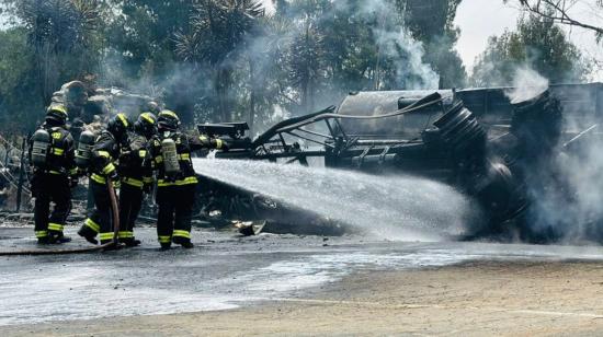 Bomberos limpian la avenida Simón Bolívar de Quito, tras un accidente de tránsito, el 24 de marzo de 2024.