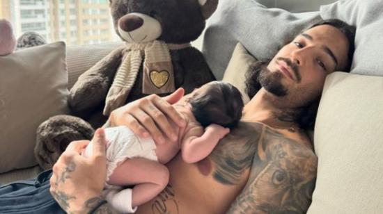 Maluma y su hija Paris, quien nació el pasado 9 de marzo del 2024.