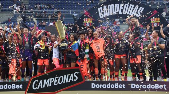 Las jugadoras de Barcelona festejan el título de la Superliga, el 10 de septiembre del 2023, tras ganarle en la final a Dragonas IDV.