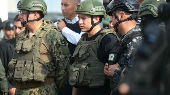 El presidente Daniel Noboa llegando al UPC de Socio Vivienda, noroeste de Guayaquil, donde se realizó un operativo policial y militar, el 26 dem marzo de 2024.