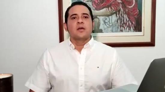 El exlegislador correísta, Ronny Aleaga, en un extracto del video donde reveló supuestos chats con la fiscal Salazar, el 26 de marzo de 2024.