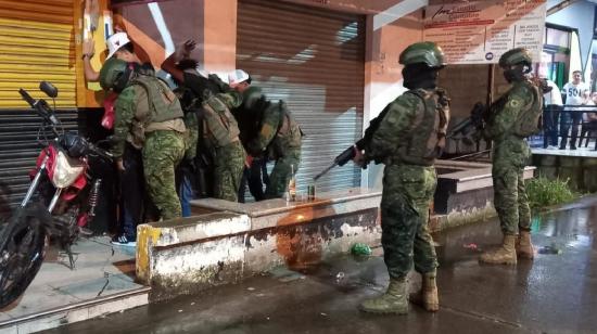 Militares en el control al toque de queda el 24 de marzo de 2024.