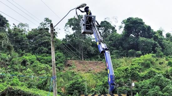 Trabajos de CNEL en una zona de Santa Rosa, El Oro, el 26 de marzo de 2024.