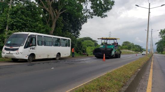 Maquinaria del Ministerio de Transporte en la vía Santa Rosa - Arenillas, el 22 de marzo de 2024.