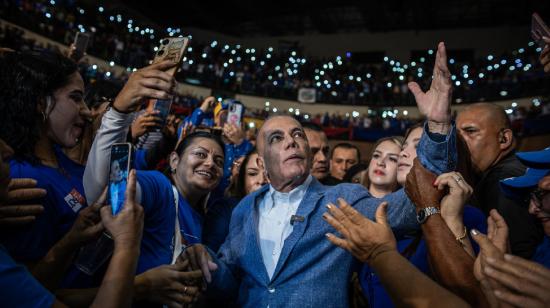 El candidato opositor a las elecciones presidenciales de Venezuela Manuel Rosales llega a un evento el 27 de marzo de 2024, en Maracaibo (Venezuela). 