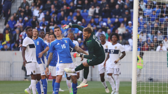 Javier Burrai despeja una pelota en el partido ante Italia, en Nueva Jersey, el 24 de marzo de 2024.