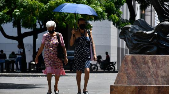 Dos mujeres caminan por el centro de Guayaquil, el 27 de marzo de 2024.