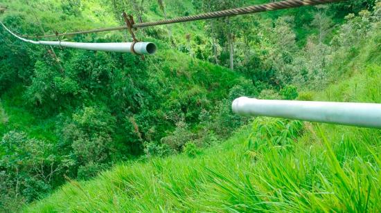 El Gobierno muestra una imagen de una tubería de agua afectada durante el contexto de los incidentes en Palo Quemado, Cotopaxi.