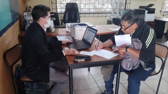 Imagen referencial de un funcionario del SRI ofreciendo asesoría tributaria en el cantón Mejía, provincia de Pichincha, marzo de 2024. 
