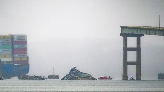 Las tareas de rescate en el río Patapsco (Baltimore) se realizan en condiciones climáticas adversas.