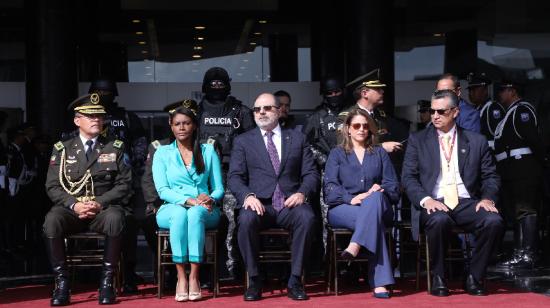 La fiscal Diana Salazar y el presidente de la Asamblea, Henry Kronfle, en una ceremonia el 27 de marzo de 2024.