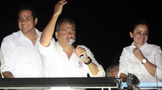 El exlegislador correísta, Ronny Aleaga (izquierda), junto al líder del correísmo Rafael Correa, y la actual prefecta del Guayas, Marcela Aguiñaga, en una campaña electoral en 2020.