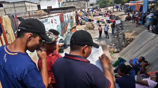 Imagen referencial de un grupo de migrantes ecuatorianos y latinoamericanos en un albergue de Chiapas, México, el 24 de marzo de 2024.