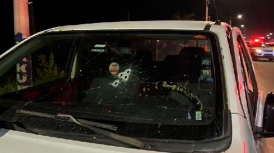 Carro con impactos de bala durante liberación de secuestrado en Santa Elena.