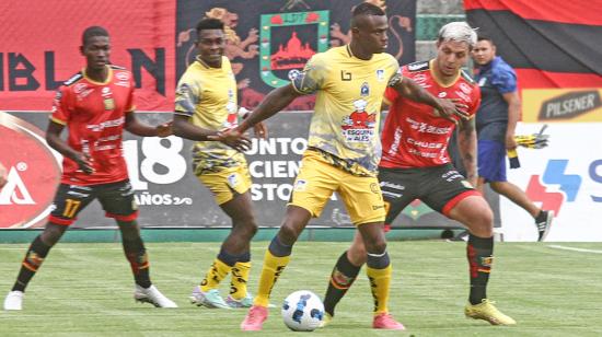 José Angulo, de Delfín, en el partido ante Deportivo Cuenca, el 31 de marzo de 2024.