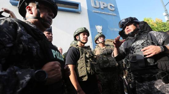 El presidente Daniel Noboa en un operativo en Socio Vivienda, en Guayaquil, el 26 de marzo de 2024.