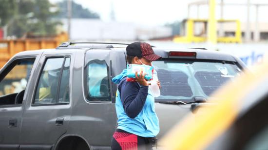 Una vendedora informal en Guayaquil en 2023.