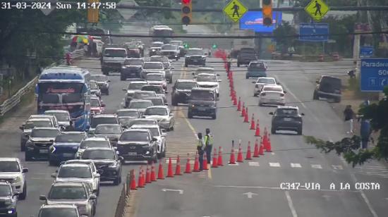 Fuerte tráfico vehicular en la vía a la Costa, por el retorno de guayaquileños tras disfrutar del feriado de Semana Santa.