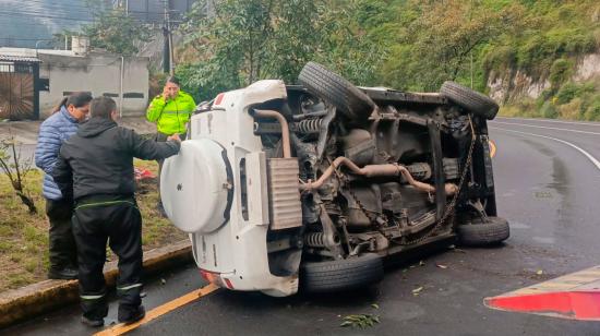 Un carro blanco terminó volcado en uno de los accidentes de tránsito registrados en Quito, este 1 de abril. 