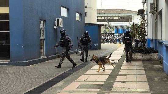 Equipos especializados de la Policía verifican una supuesta amenaza de bomba en el Cuartel Modelo, el 1 de abril de 2024.