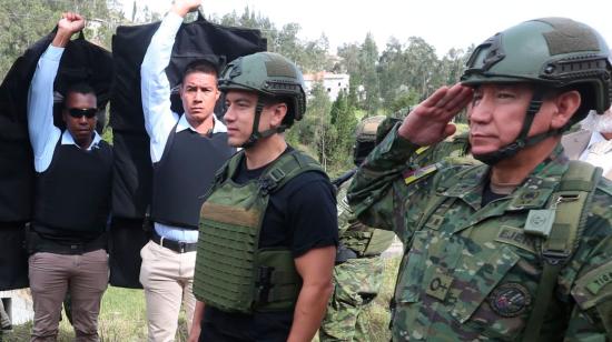 El presidente Daniel Noboa (centro) en su arribo a la cárcel de Turi, este lunes 1 de abril.