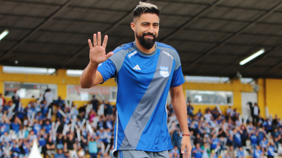 Christian Noboa saluda a la hinchada en el estadio Alejandro Serrano Aguilar, el 17 de febrero de 2024.