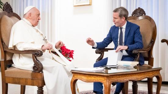 El papa Francisco conversa con el periodista español Javier Martínez-Brocal (d), autor del  libro 'El Sucesor", el 2 de abril de 2024.