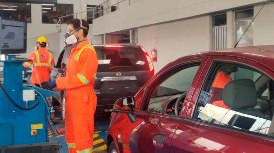 Carros cumplen con el proceso de la revisión vehicular en Quito.