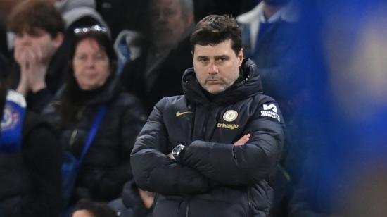 El entrenador argentino del Chelsea, Mauricio Pochettino, observa durante el partido de la Copa FA entre el Chelsea y Leeds United, el 28 de febrero de 2024.