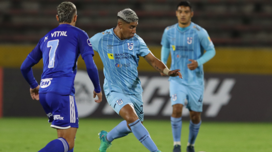 Luciano Nieto, de Universidad Católica, maneja la pelota en el partido ante Cruzeiro, en Quito, el 4 de abril de 2024.