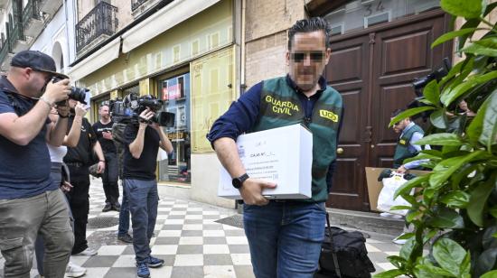 Agentes de la Unidad Central Operativa (UCO) de la Guardia Civil abandonan este miércoles la vivienda del expresidente de la Real Federación Española de Fútbol Luis Rubiales en la calle Reyes Católicos del centro de Granada, en España, el pasado 20 de marzo de 2024.