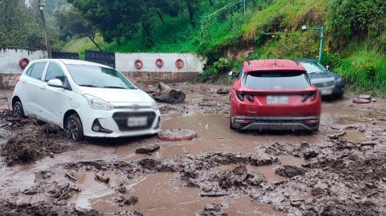 Carros quedaron atrapados en La Comuna tras el aluvión del 2 de abril de 2024.