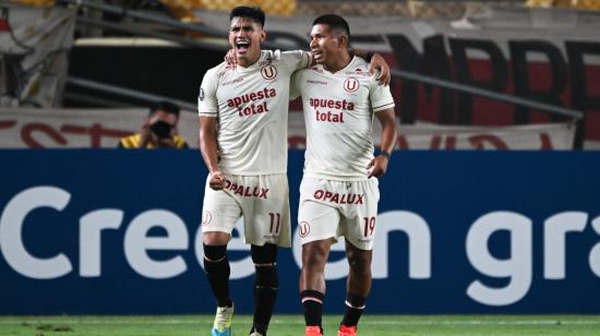 Los jugadores de Universitario José Rivera y Edison Flores en el partido ante Liga de Quito por Copa Libertadores, el 2 de abril de 2024.