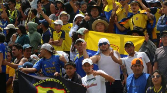 La hinchada del Club Deportivo Patrón Mejía.