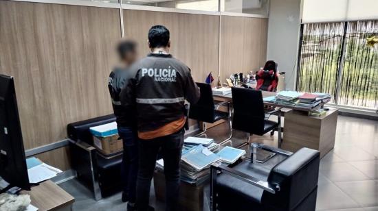 Unidades de la policía hicieron allanamientos en ocho provincias. El operativo deja 14 detenidos.