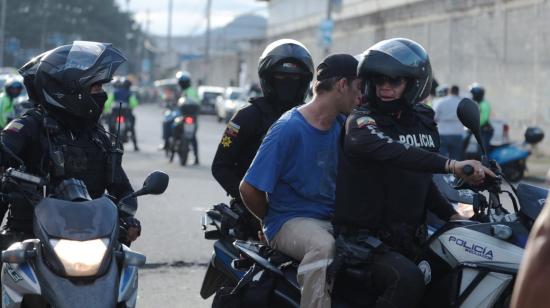 La Policía detiene a un hombre en Pascuales (norte), en el distrito que pasó a registrar este año el mayor número de incidencias por extorsiones en Guayaquil. 