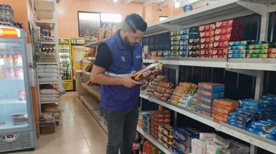 Un control de la Arcsa en perchas de alimentos, marzo de 2024. 