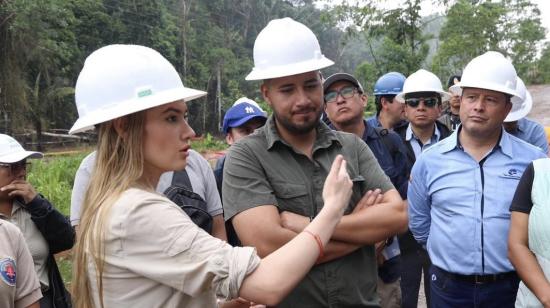 Sade Fritschi, ministra de Ambiente, en un recorrido por la Amazonía el 2 de abril de 2024.