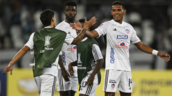 Los jugadores de Junior festejan un gol ante Botafogo en Brasil, el 3 de abril de 2024.