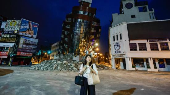 Una mujer mira los restos de un edificio residencial parcialmente derrumbado tras el terremoto de magnitud 7,4 del 03 de abril en Hualien, Taiwán, 04 de abril de 2024. 