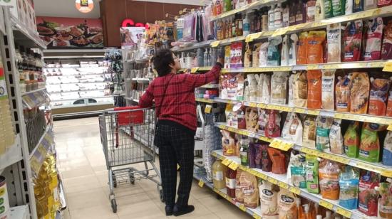 Imagen referencial de una persona realizando compras en un supermercado en Quito, febrero de 2024. 