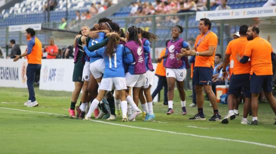 Jugadoras de la selección de Ecuador Sub 17 celebrando el gol ante Colombia, 31 de marzo de 2024.