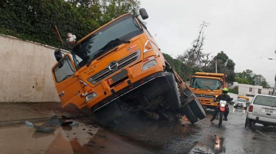 Volqueta quedó atrapada en un hueco en la vía a Pillagua, en Cumbayá, este 4 de abril. 