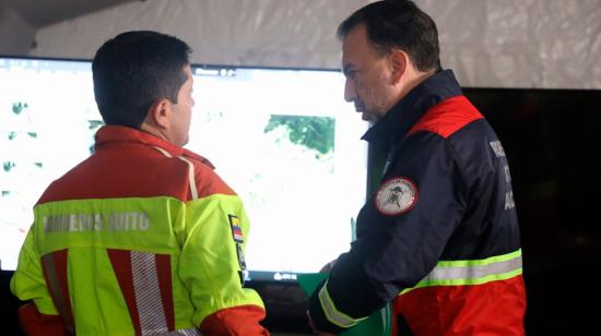 Pabel Muñoz (der.), alcalde de Quito, dirige acciones en el Puesto de Mando por el aluvión en La Gasca ocurrido el 2 de abril.